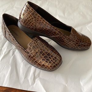 Shoes comfortview brown flats slip on‘s  loafers  NWT 8 WIDE style leisa 55720